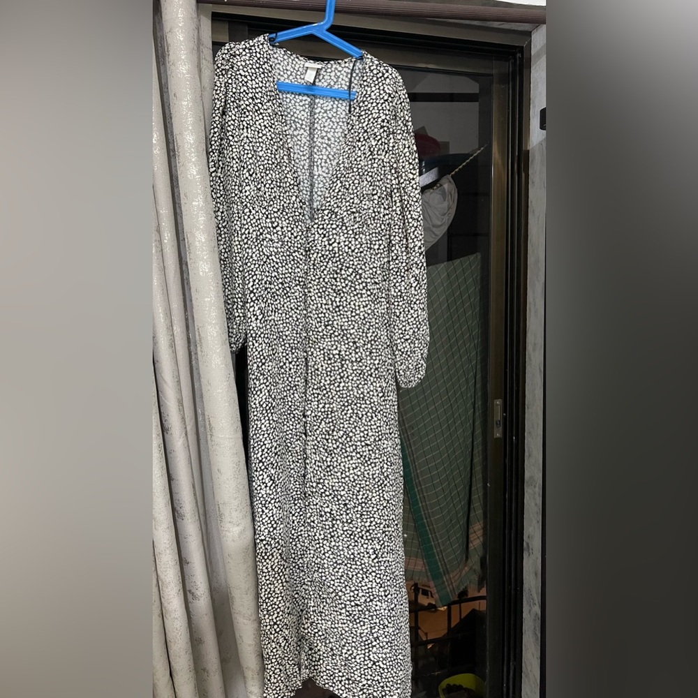 Partywear maxi dress with from slit and buttons - Picture 2 of 3
